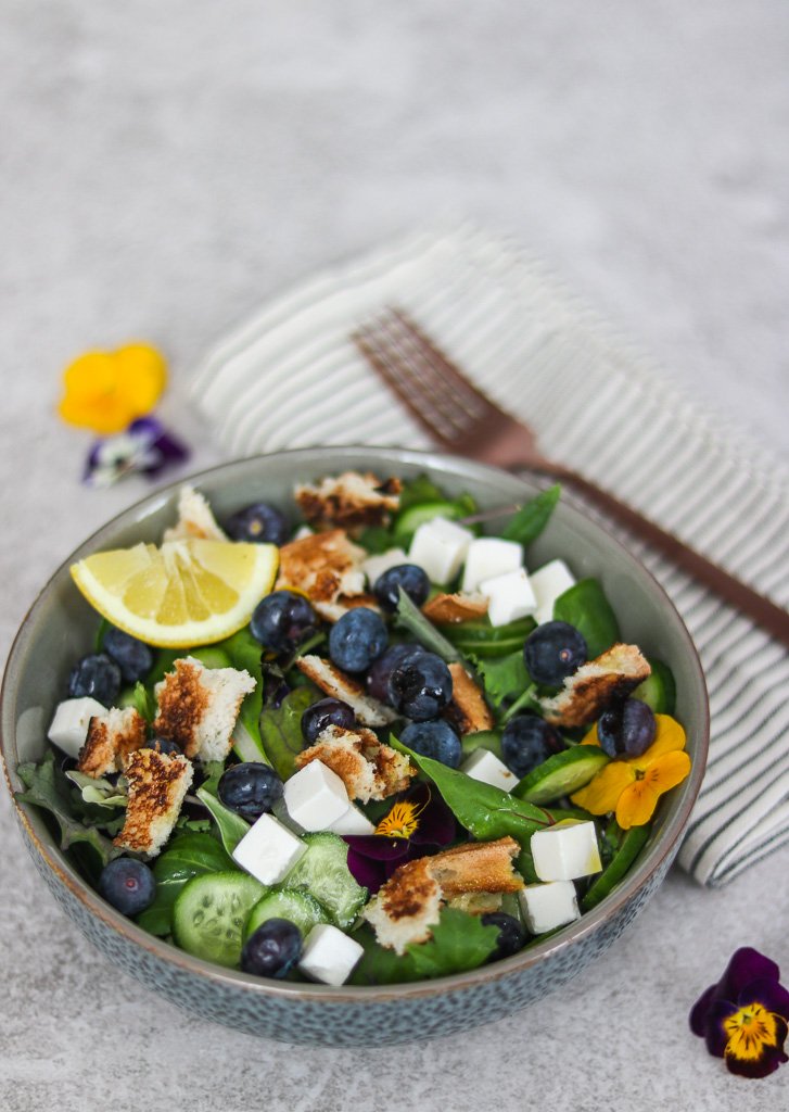 Breakfast salad bowl, quick, easy, healthy and really yummy.